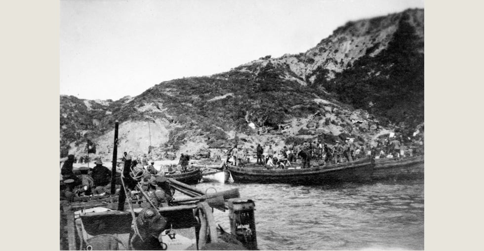 Members of the 5th Battery, 3rd Field Artillery Brigade go ashore, 25 April 1915