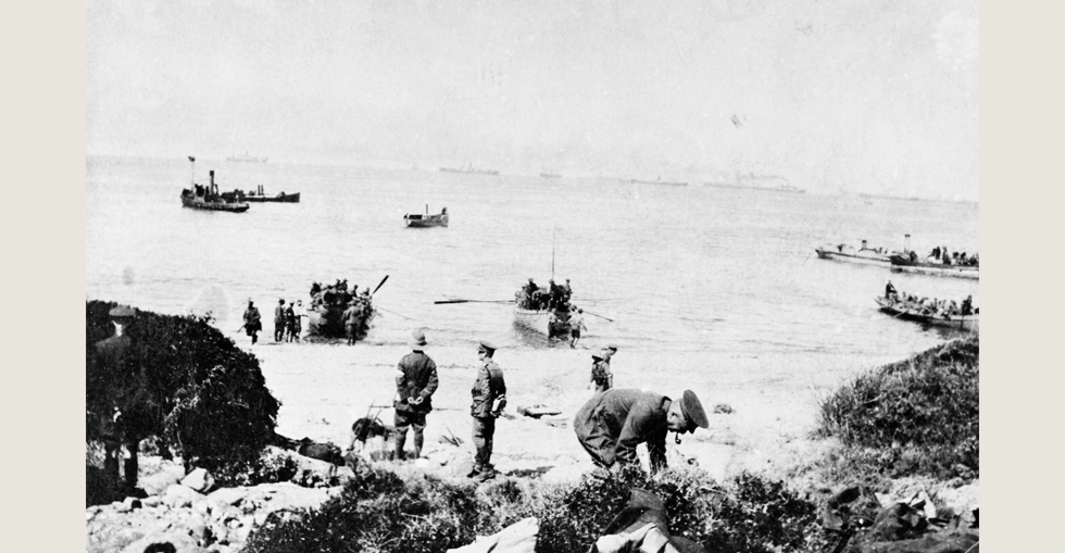 Boats carrying troops to shore, 25 April 1915.