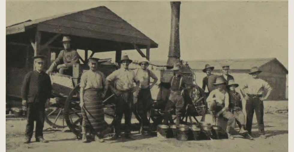 Gallipoli soldiers recuperating in Egypt: One of the field-kitchen cookers with its staff, in camp