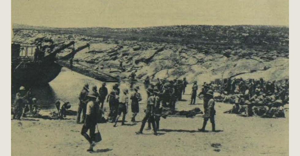 After landing at Suvla Bay: Strecher-bearers carrying wounded to the beach