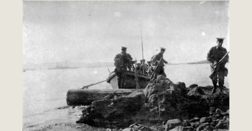 Soldiers landing at Gallipoli, 1915