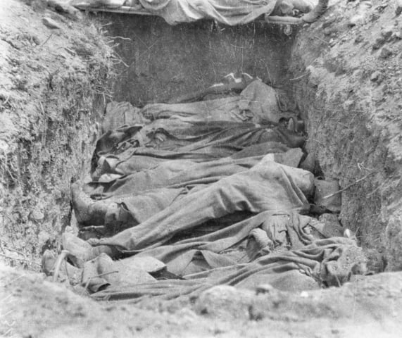 Initial burial, 1915